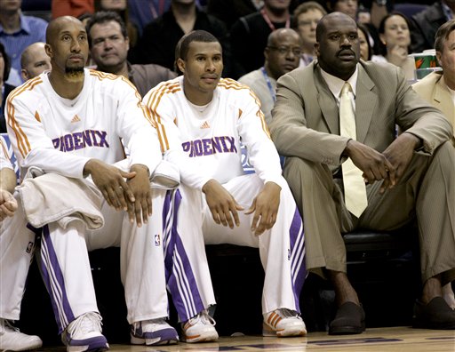 状态出色！狄龙半场16中8轰20分4板（手感火热！狄龙半场16投8中砍下20分4篮板）