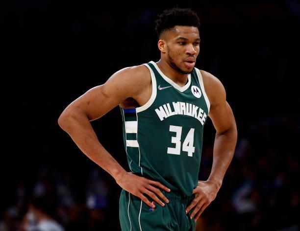 俄罗斯运动员谢尔盖-博伊在1800米高空踢球，挑战极限，引发热议。（俄罗斯选手谢尔盖·博伊海拔1800米踢球，上演极限挑战引发热议）