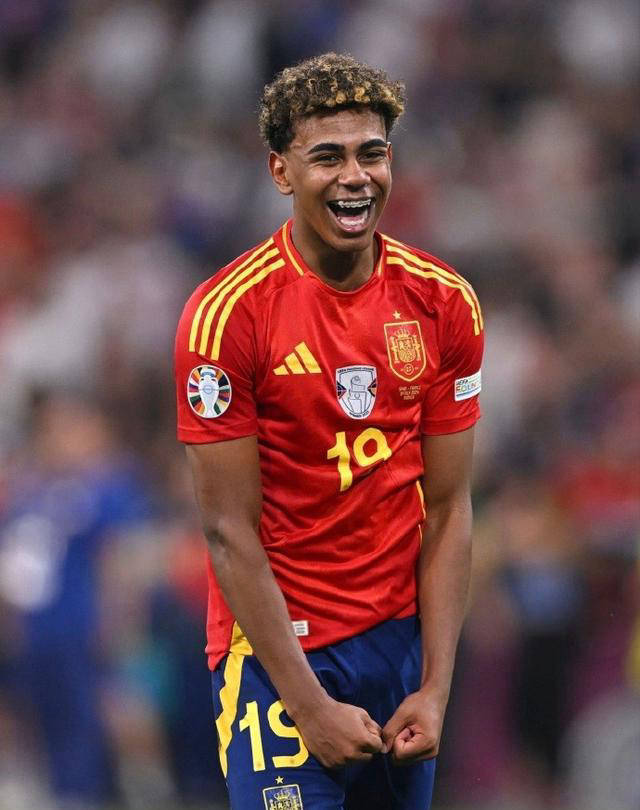 法媒：姆巴佩向巴黎索赔2.4亿欧，大巴黎反诉要求赔1.4亿（法媒称：姆巴佩向巴黎追偿2.4亿欧元，巴黎圣日耳曼反诉索要1.4亿）