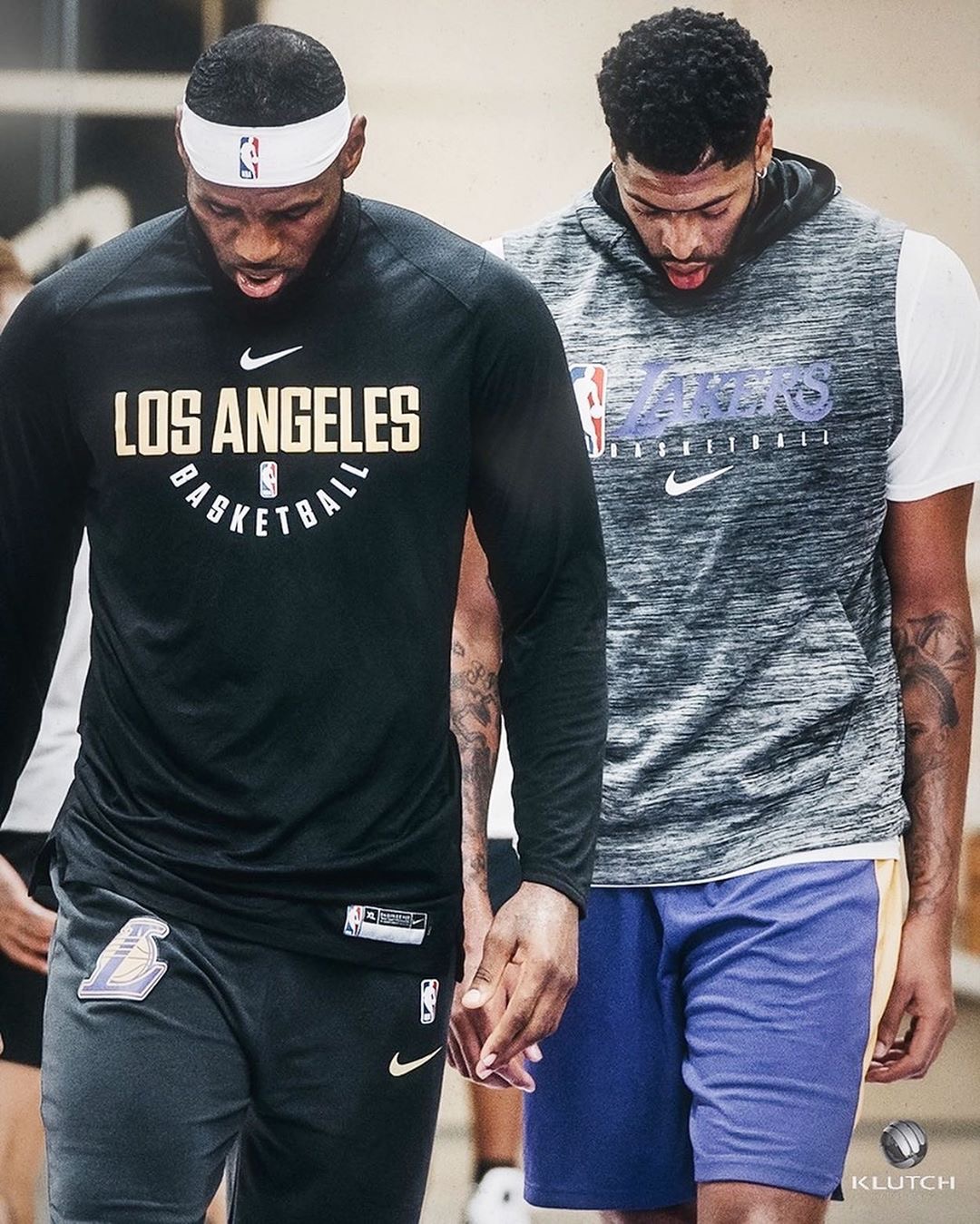 巴里·布朗在比赛的半场阶段展现出了惊人的实力，他的高效表现成为了球队的一大亮点。（巴里·布朗半场爆发，高效发挥成球队最大亮点）