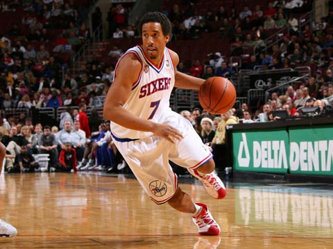 巴黎多粒进球豪取大胜（巴黎多点开花大比分取胜）