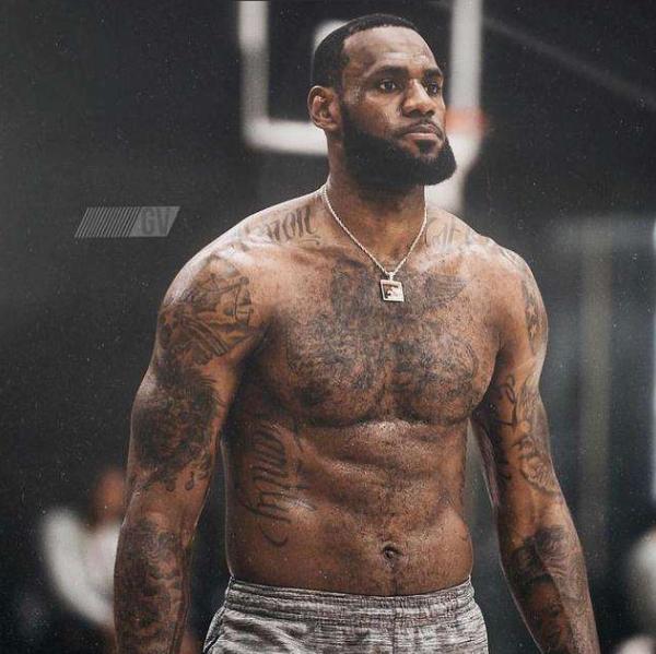 杜兰特率火箭大胜湖人！14中8高效贡献25+9 激情对飙詹姆斯东契奇（杜兰特率火箭狂胜湖人，14投8中高效砍下25分9篮板，与詹姆斯、东契奇激情对飙）