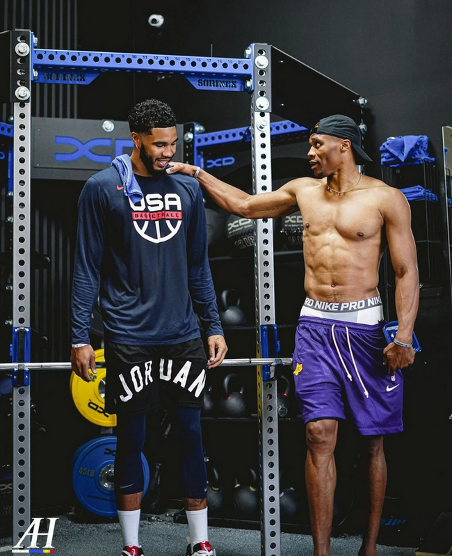 莱万：我经常带伤上场，肋骨骨折也硬撑；不着急决定未来（莱万：常带伤出战，肋骨骨折也硬扛；未来去向不急于决定）