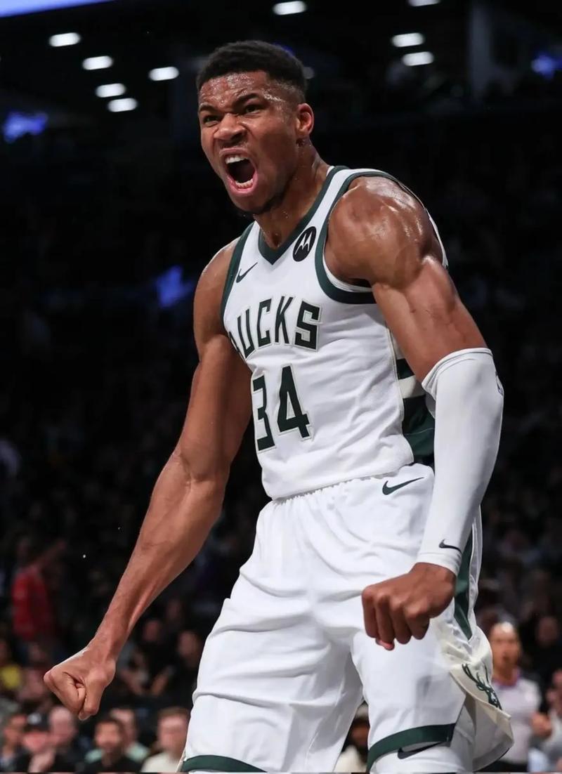 球迷调侃詹姆斯没头发，后者回应：你知道我有，而且多的是（球迷调侃詹皇秃头，詹姆斯回怼：我头发多着呢）