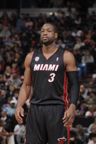 门将精彩扑救确保胜利（神勇门将高接低挡保住胜利）