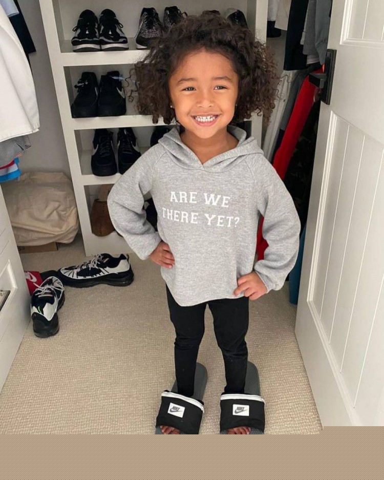 上汽旗下新能源品牌智己汽车赞助中国香港队，赞助费超100万（上汽旗下新能源品牌智己汽车成中国香港队赞助商，赞助金额逾百万元）