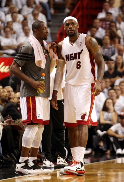 记者：汶马探赛后与海港助教约翰交换队服，两人曾在横滨合作（记者：赛后汶马探与海港助教约翰互换球衣，二人曾在横滨共事）