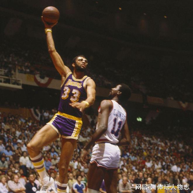 前锋远射破门，全场欢呼（前锋一脚远射破网，全场沸腾）