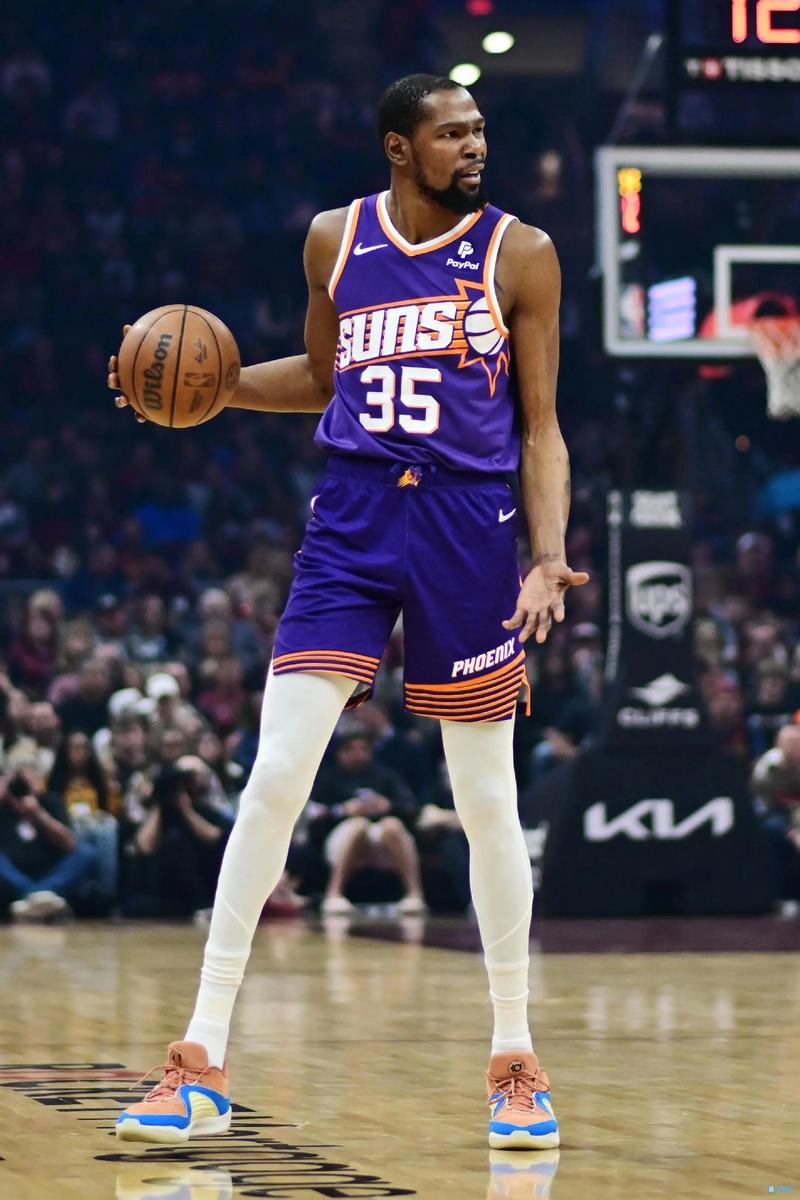 利物浦官网仅放萨拉赫抢圈训练图，未展示其与队友拥抱镜头（利物浦官网仅公布萨拉赫抢圈训练照片，未公开其与队友拥抱画面）